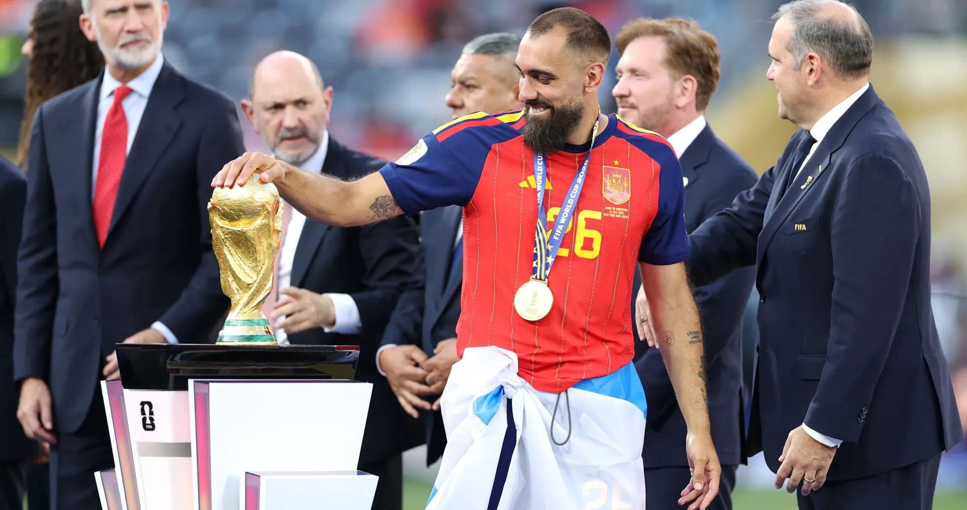 Futbolchi kubokni ushlab turgan shaxs Futbolchi kubokni ushlab turgan shaxs