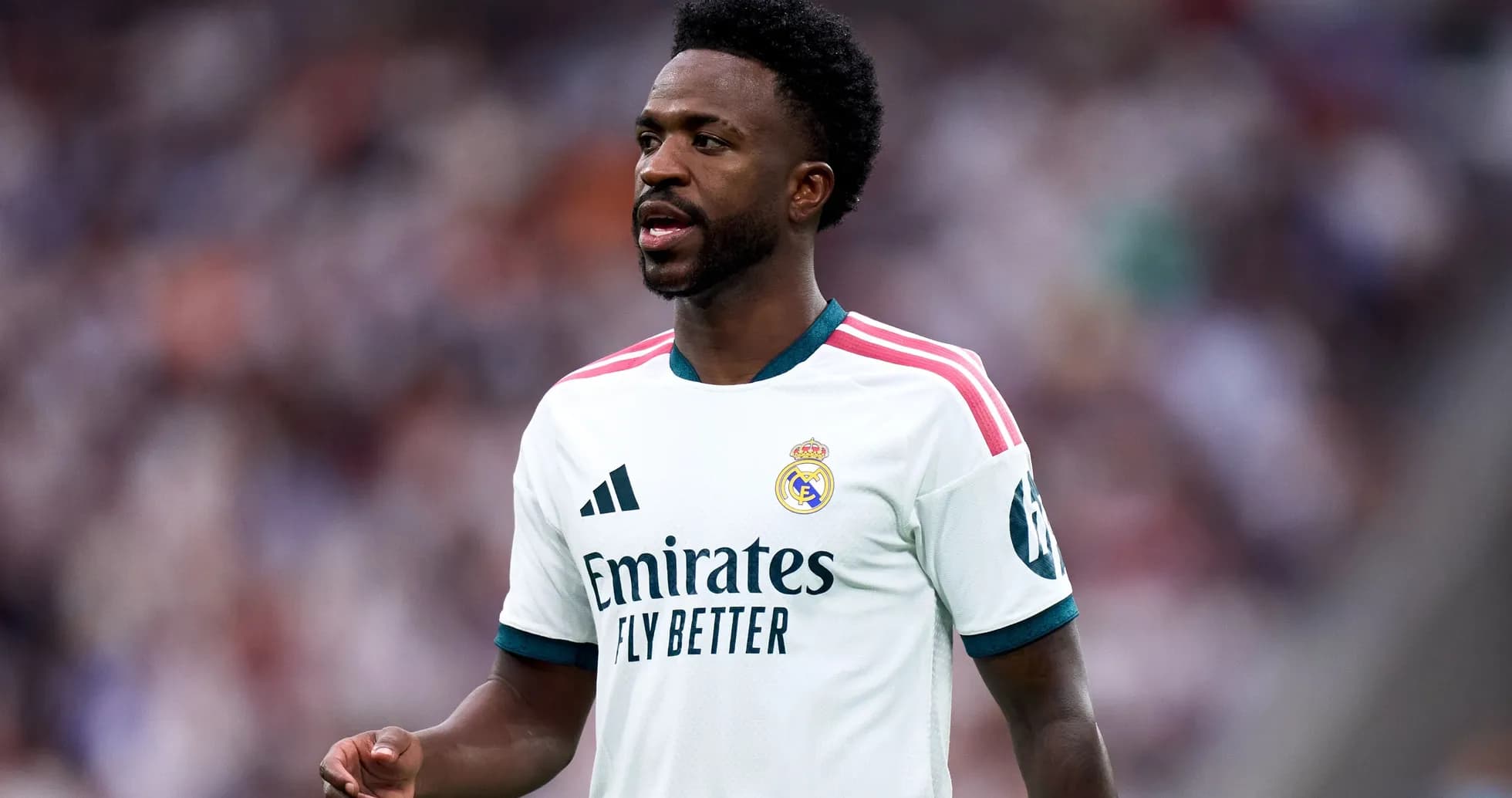Futbolchi Real Madrid formasida o'yin davomida Futbolchi Real Madrid formasida o'yin davomida