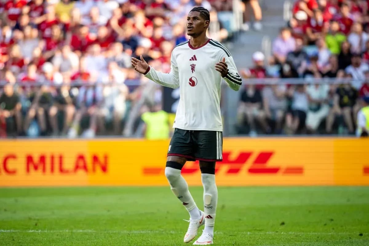 Futbolchi maydonda harakat qilib turibdi Futbolchi maydonda harakat qilib turibdi