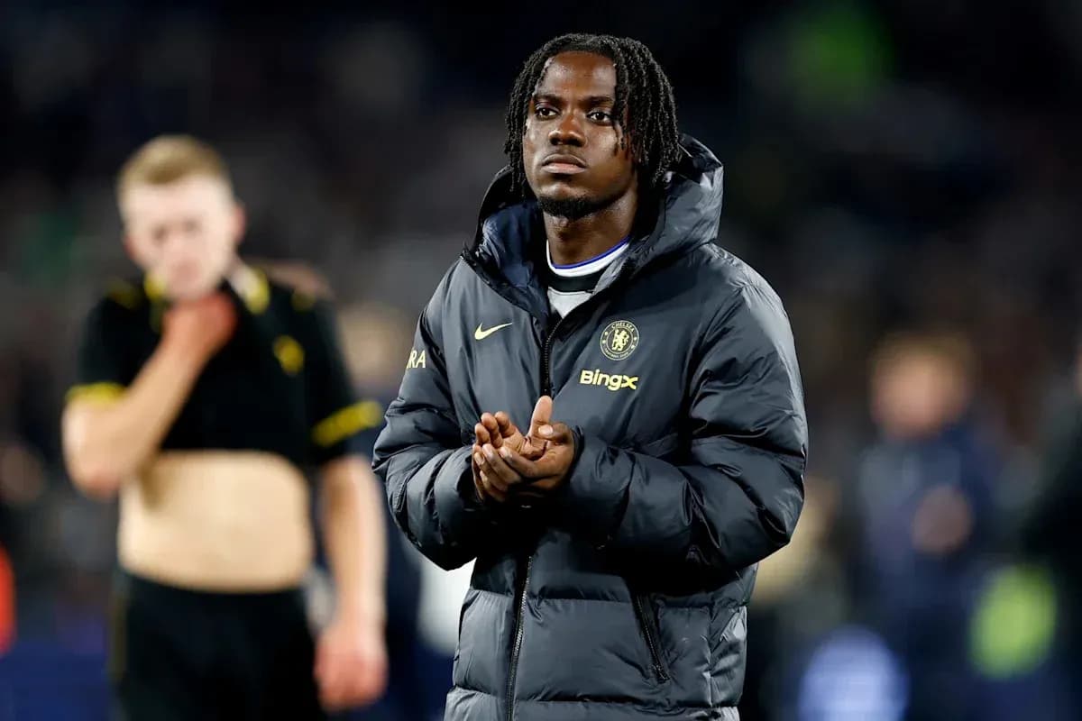 Futbolchi Chelsea formasida, o'yin tugagandan keyin Futbolchi Chelsea formasida, o'yin tugagandan keyin