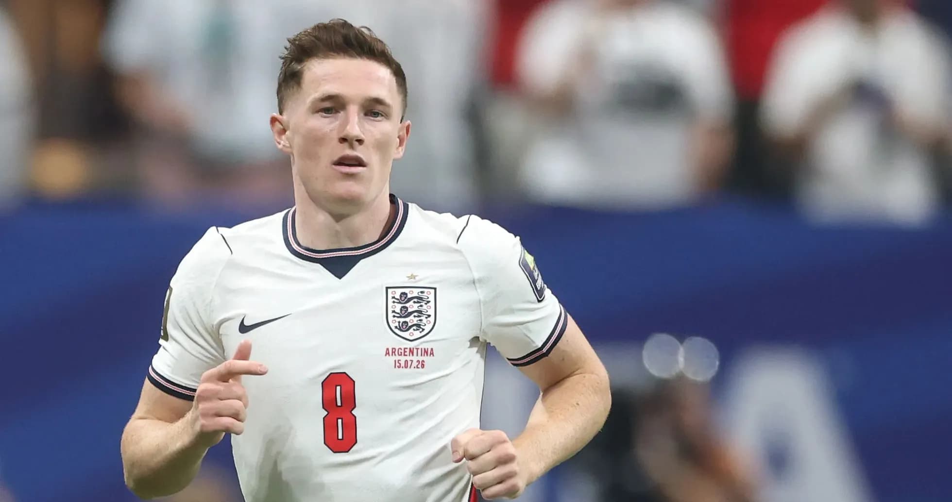 Futbolchi maydonda yugurayotgan England formasida Futbolchi maydonda yugurayotgan England formasida