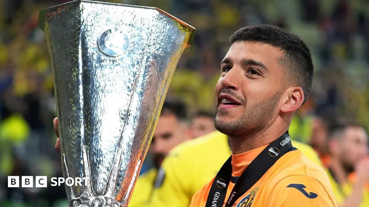 Futbolchi yutgan kubokni ko'tarib turibdi Futbolchi yutgan kubokni ko'tarib turibdi
