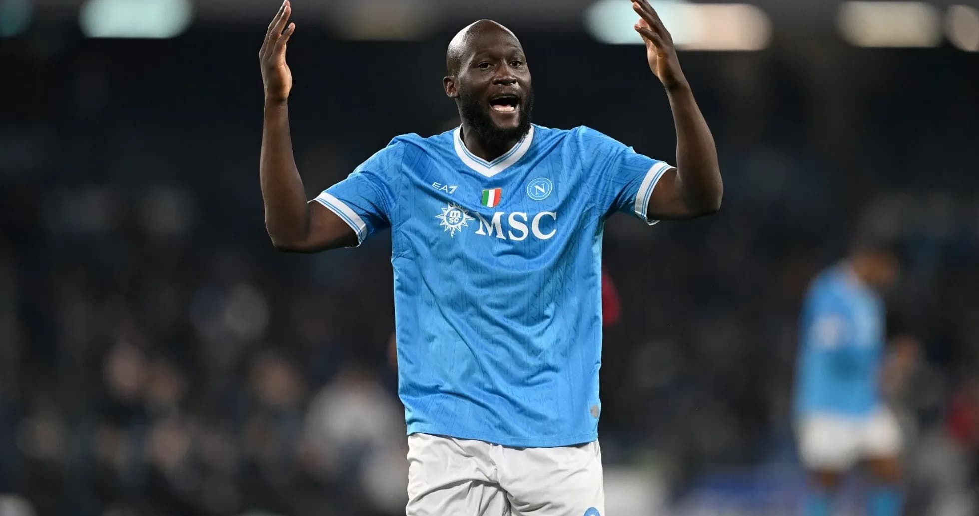 Futbolchi Napoli formasida maydonda harakatda Futbolchi Napoli formasida maydonda harakatda