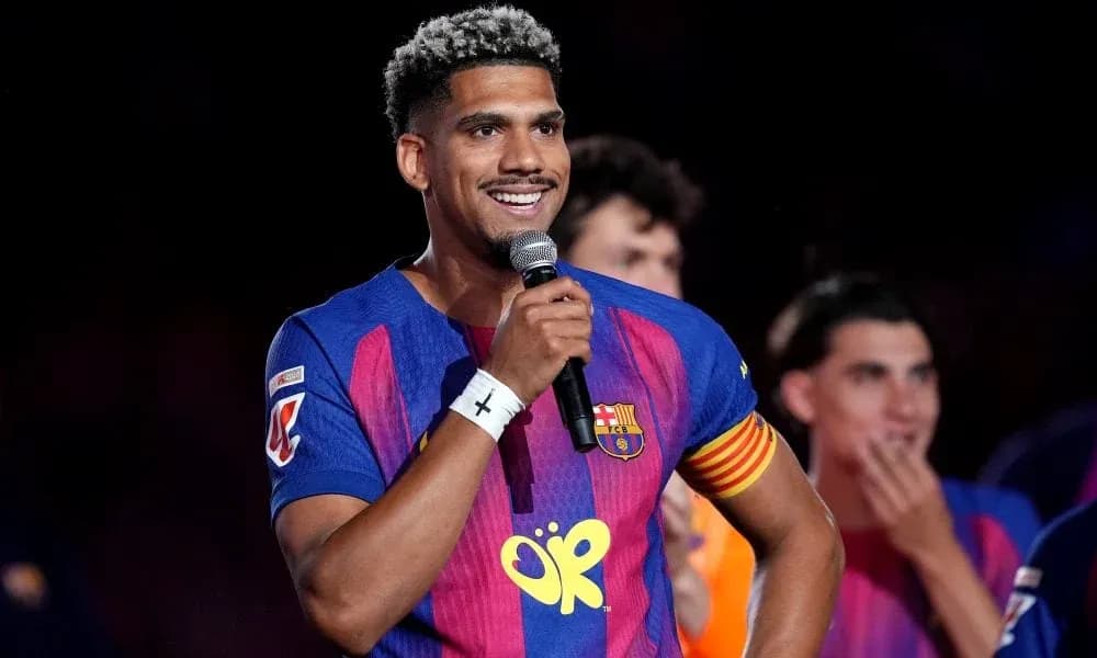 Futbolchi mikrofon bilan sahnada nutq soylamoqda Futbolchi mikrofon bilan sahnada nutq soylamoqda