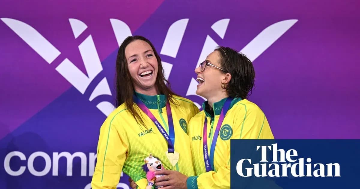 Ikkita sportchi medal bilan tabriklashmoqda Ikkita sportchi medal bilan tabriklashmoqda