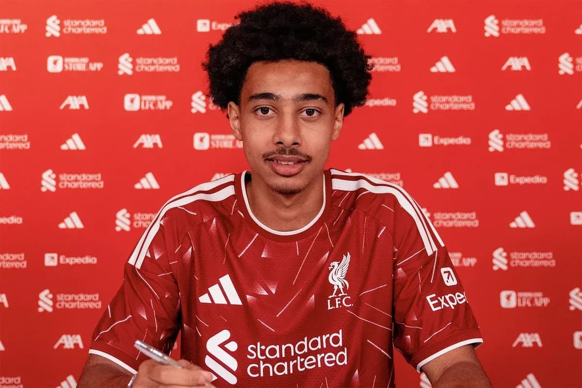 Futbolchi yangi shartnoma imzolamoqda, LFC formasi Futbolchi yangi shartnoma imzolamoqda, LFC formasi