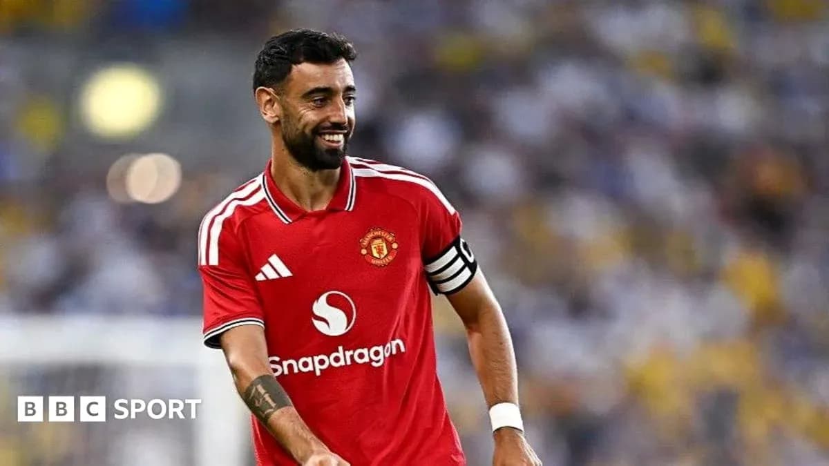 Futbolchi Bruno Fernandes maydonda qizil forma kiygan Futbolchi Bruno Fernandes maydonda qizil forma kiygan