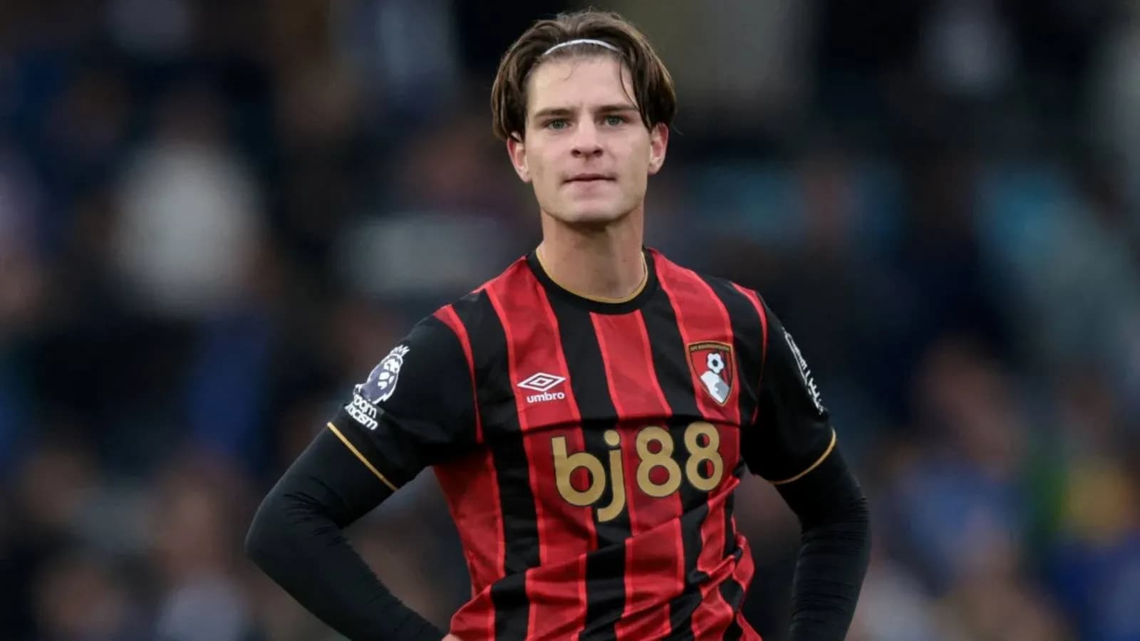 Futbolchi Bournemouth formasida maydonda turibdi Futbolchi Bournemouth formasida maydonda turibdi