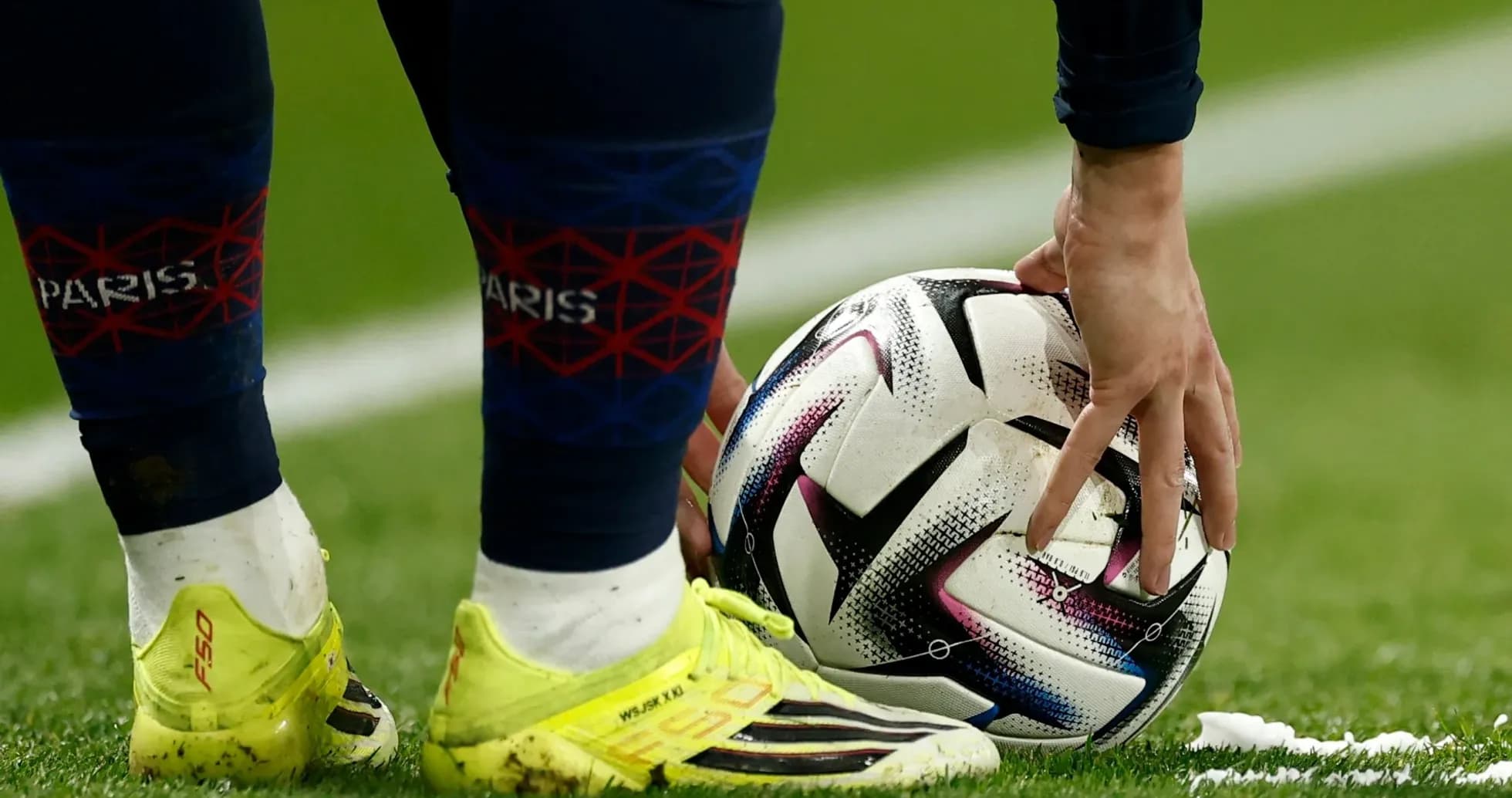 Futbol to'pini joyiga qo'yayotgan o'yinchi Futbol to'pini joyiga qo'yayotgan o'yinchi