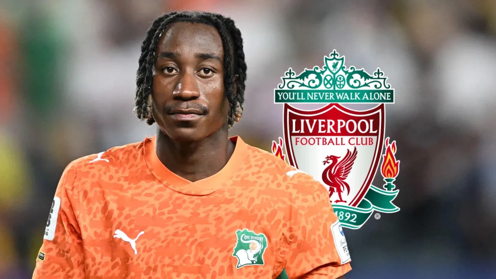 Futbolchi Liverpool klubi formasida maydonda Futbolchi Liverpool klubi formasida maydonda