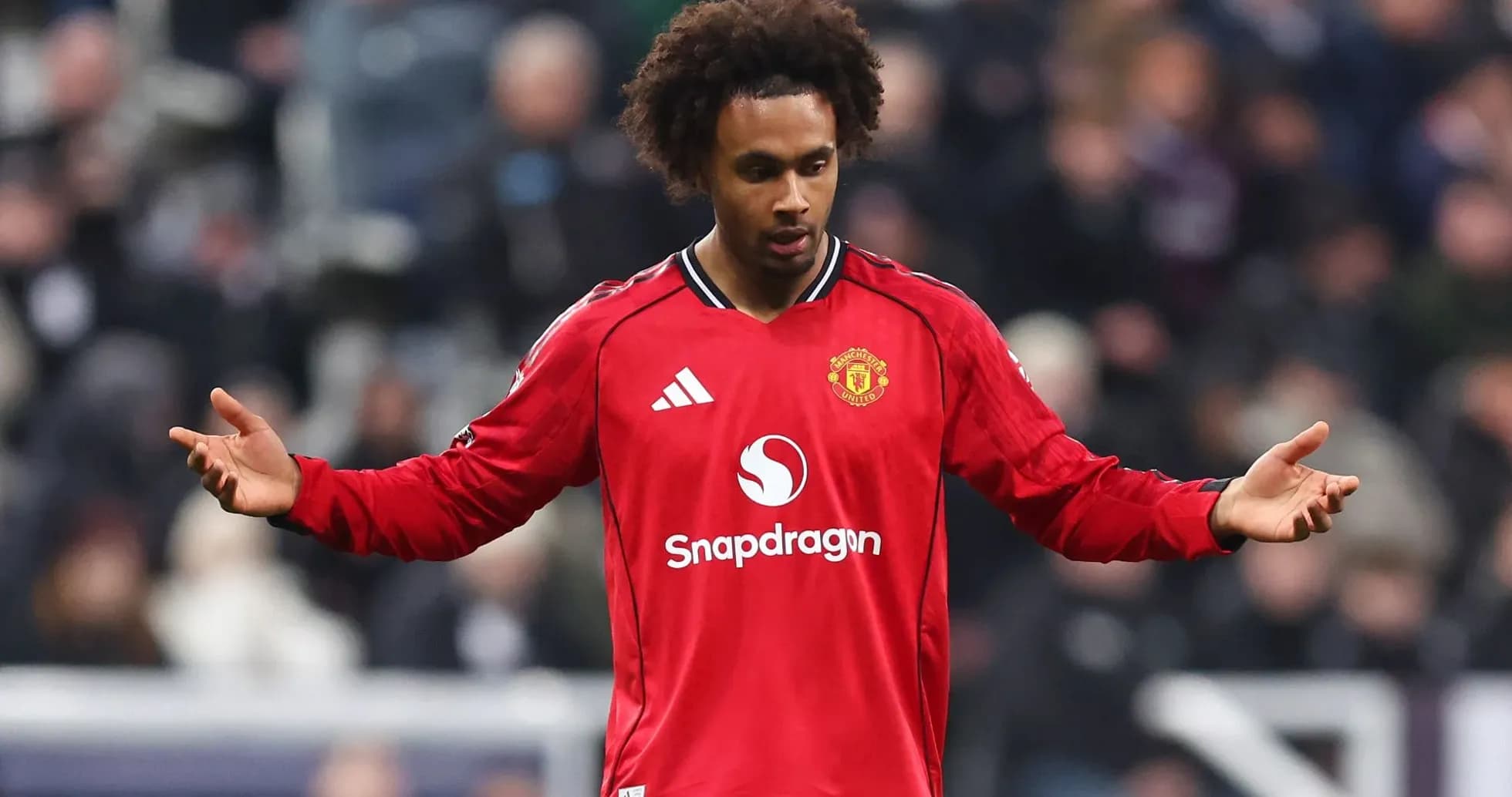 Futbolchi Manchester United formasida maydonda Futbolchi Manchester United formasida maydonda