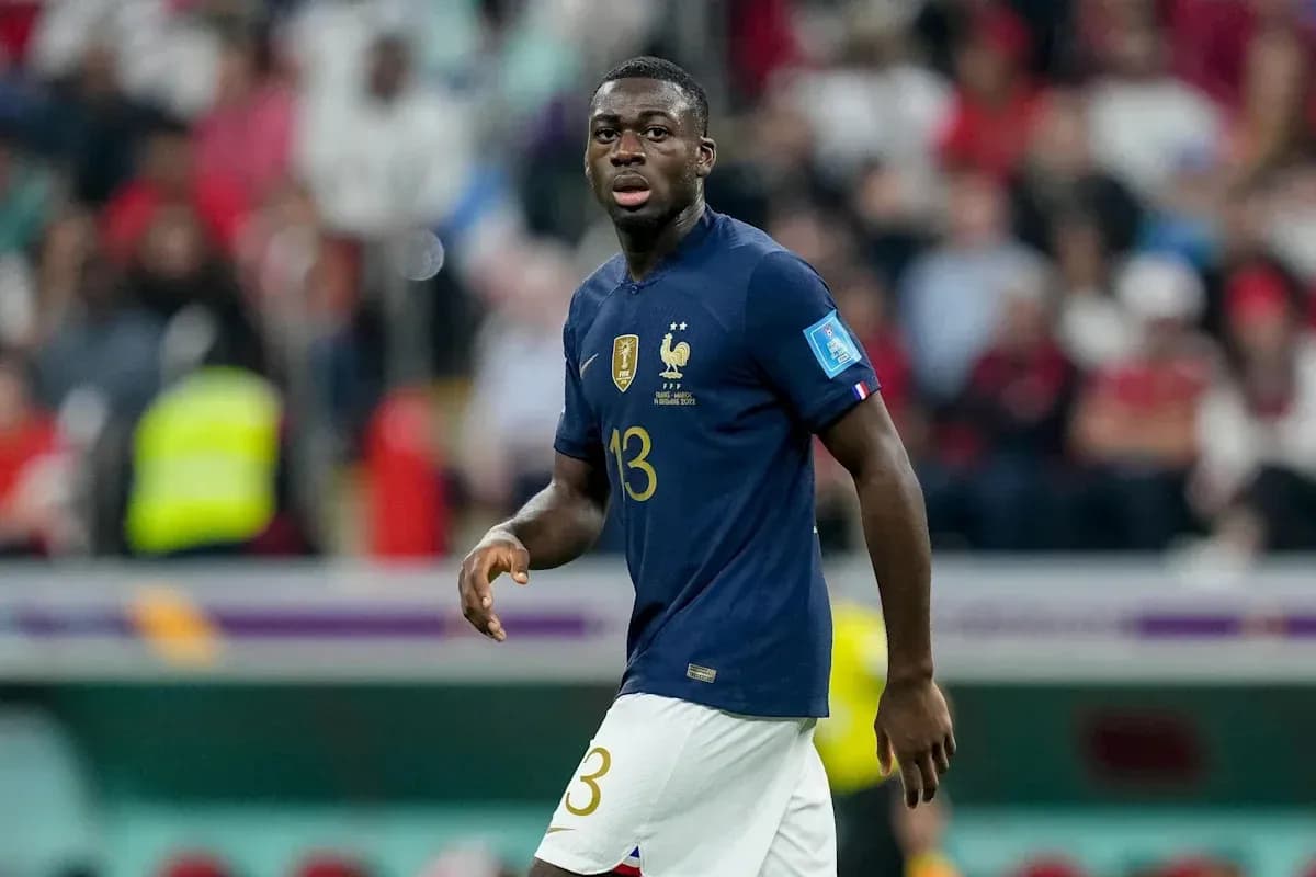 Futbolchi maydonda harakat qilayotgan fransuz futbolchisi Futbolchi maydonda harakat qilayotgan fransuz futbolchisi