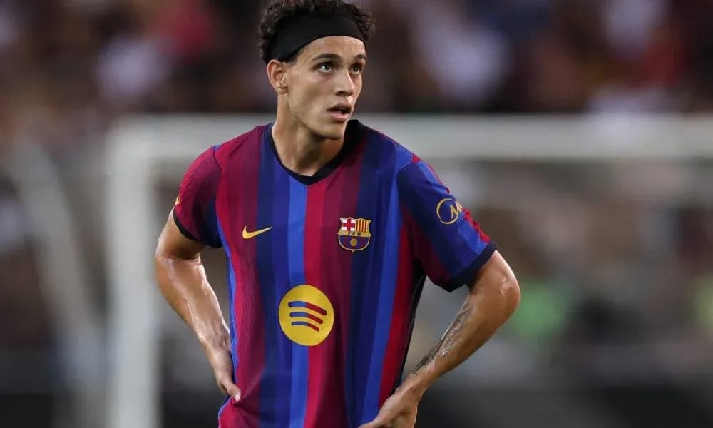 Futbolchi Barcelona formasida maydonda turibdi Futbolchi Barcelona formasida maydonda turibdi