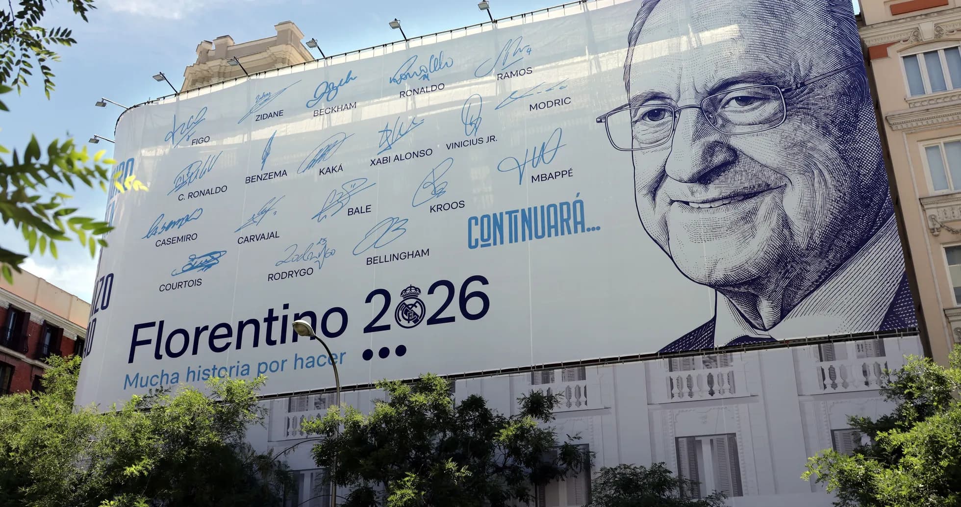 Billboard featuring Florentino Pérez and player signatures Billboard featuring Florentino Pérez and player signatures