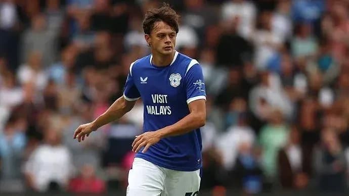 Futbolchi maydonchada harakatda Futbolchi maydonchada harakatda