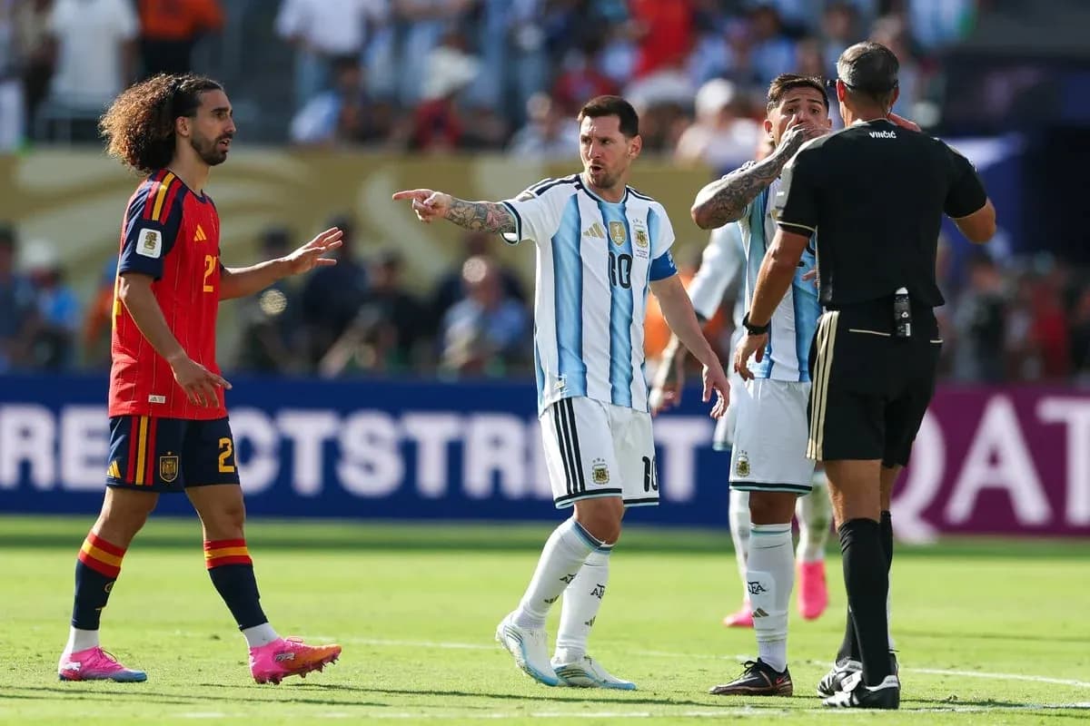 Messi arguing with referee during match against Spain Messi arguing with referee during match against Spain