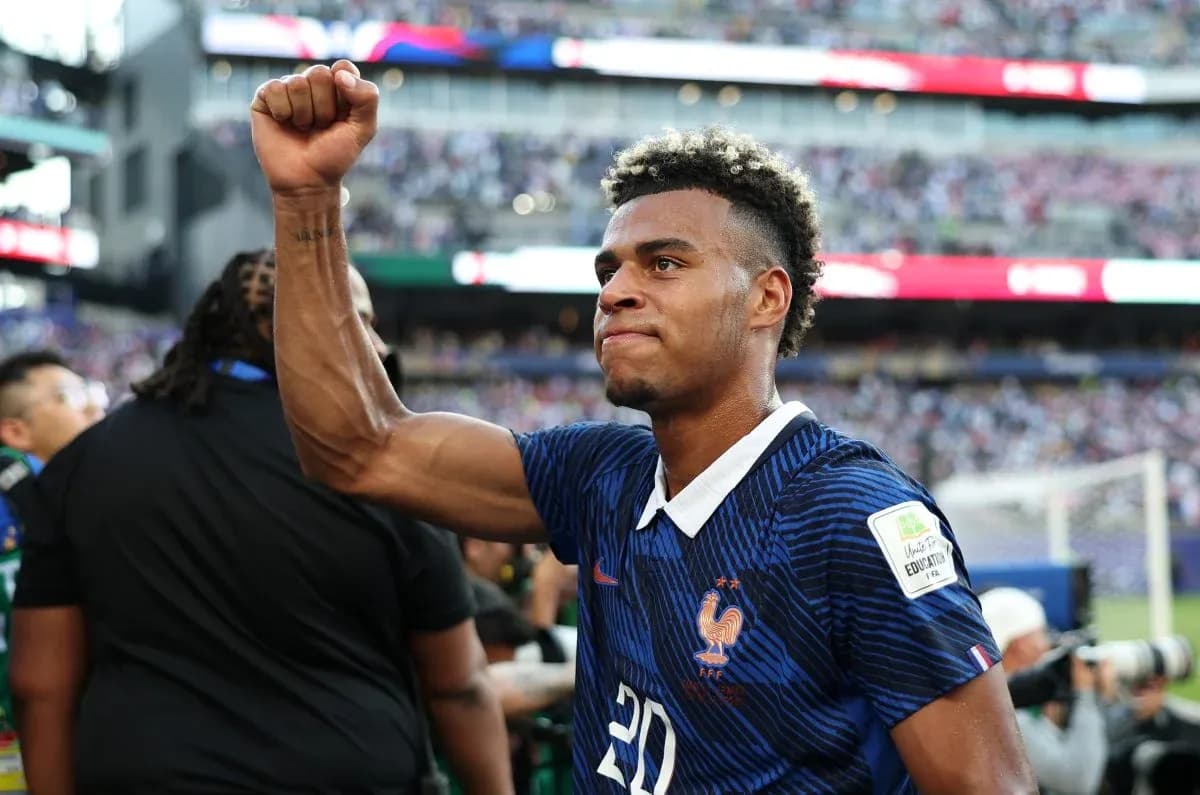 Futbolchi g'alaba bilan qo'lini ko'tarib turibdi Futbolchi g'alaba bilan qo'lini ko'tarib turibdi