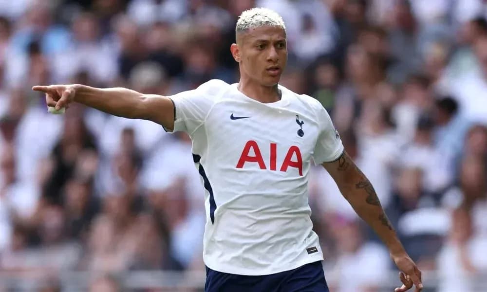 Futbolchi maydonda harakat qilib turibdi Futbolchi maydonda harakat qilib turibdi