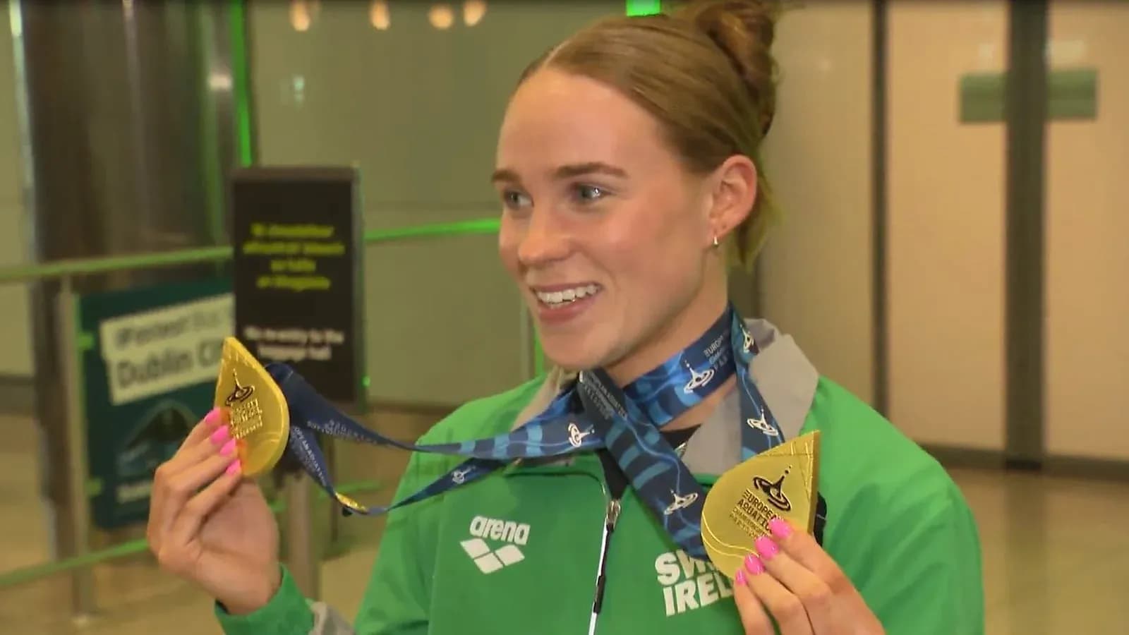 Sportchi oltin medallar bilan aeroportda turibdi Sportchi oltin medallar bilan aeroportda turibdi