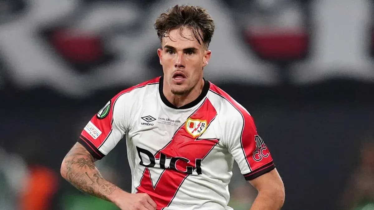 Futbolchi Rayo Vallecano formasida o'ynayotgani Futbolchi Rayo Vallecano formasida o'ynayotgani