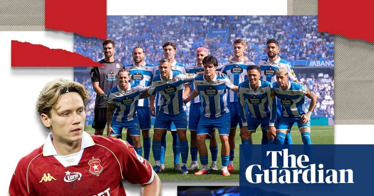 Futbol jamoasi stadionda poz berayotgan holatda Futbol jamoasi stadionda poz berayotgan holatda