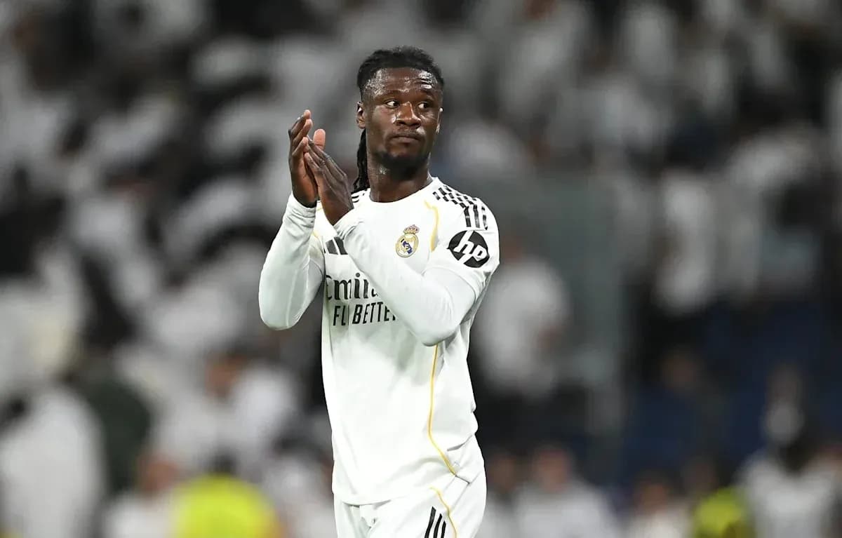 Futbolchi Real Madrid formasida maydonda qarsak chalmoqda Futbolchi Real Madrid formasida maydonda qarsak chalmoqda
