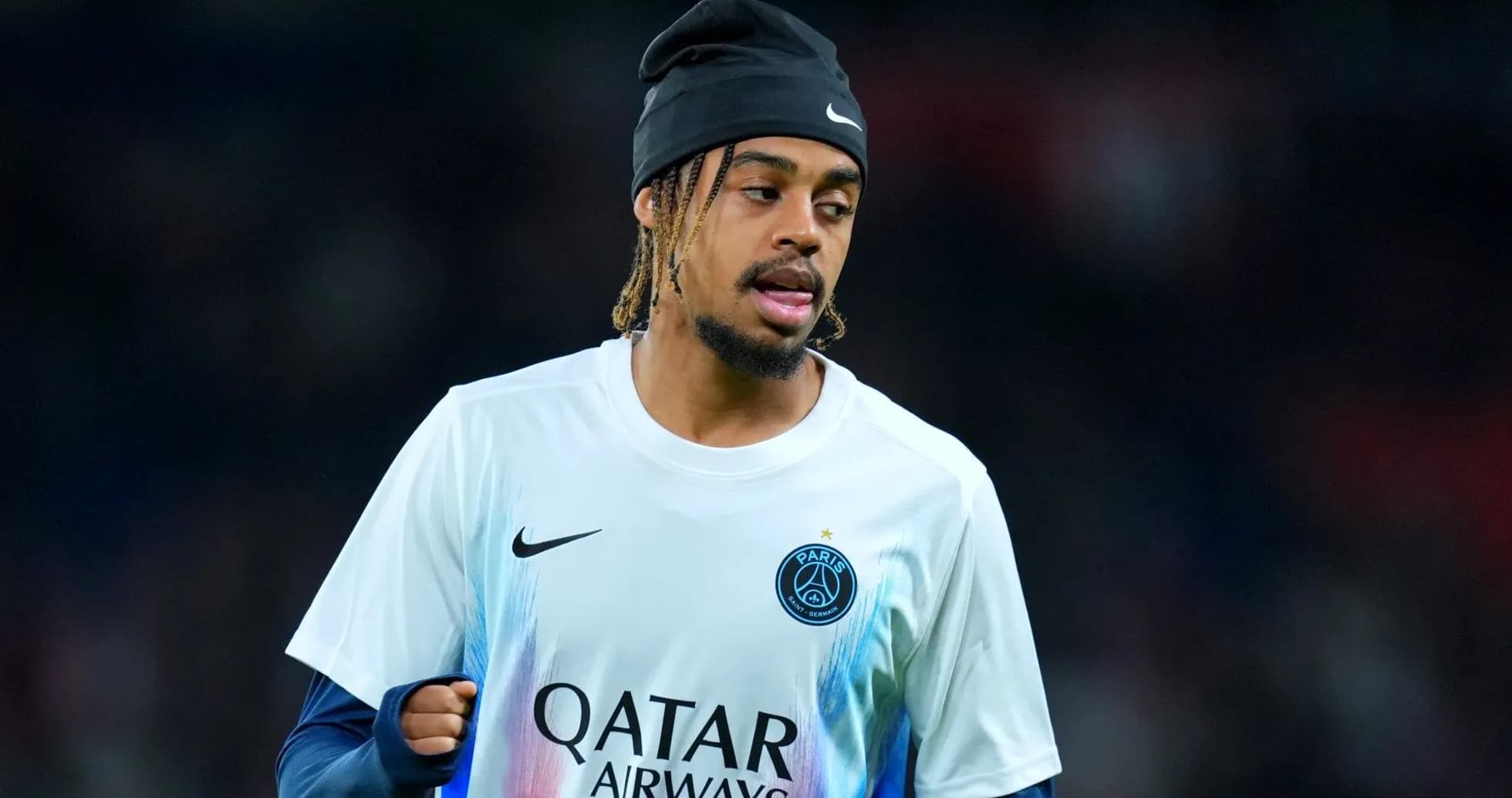 Futbolchi PSG formasi bilan maydonda harakatda Futbolchi PSG formasi bilan maydonda harakatda