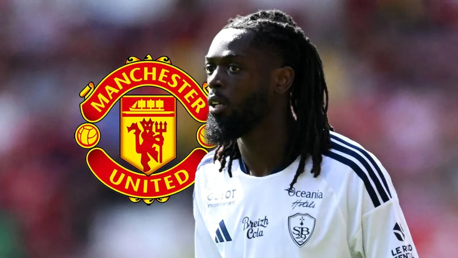 Futbolchi Manchester United logosi oldida Futbolchi Manchester United logosi oldida