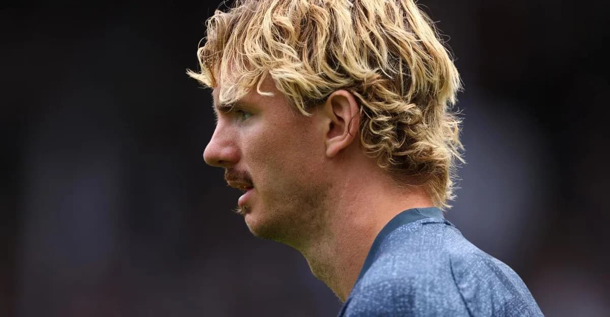 Futbolchi yon tomondan ko'rinishi Futbolchi yon tomondan ko'rinishi