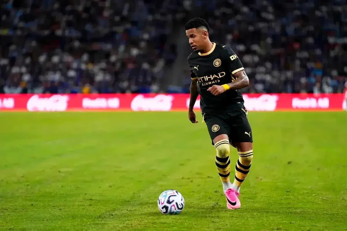 Futbolchi to'pni ushlab, maydonda harakatlanmoqda Futbolchi to'pni ushlab, maydonda harakatlanmoqda