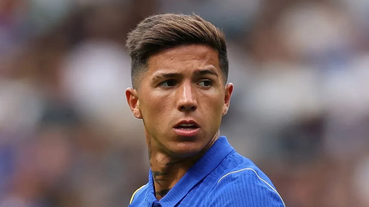 Futbolchi maydonda o'yin davomida harakatda Futbolchi maydonda o'yin davomida harakatda
