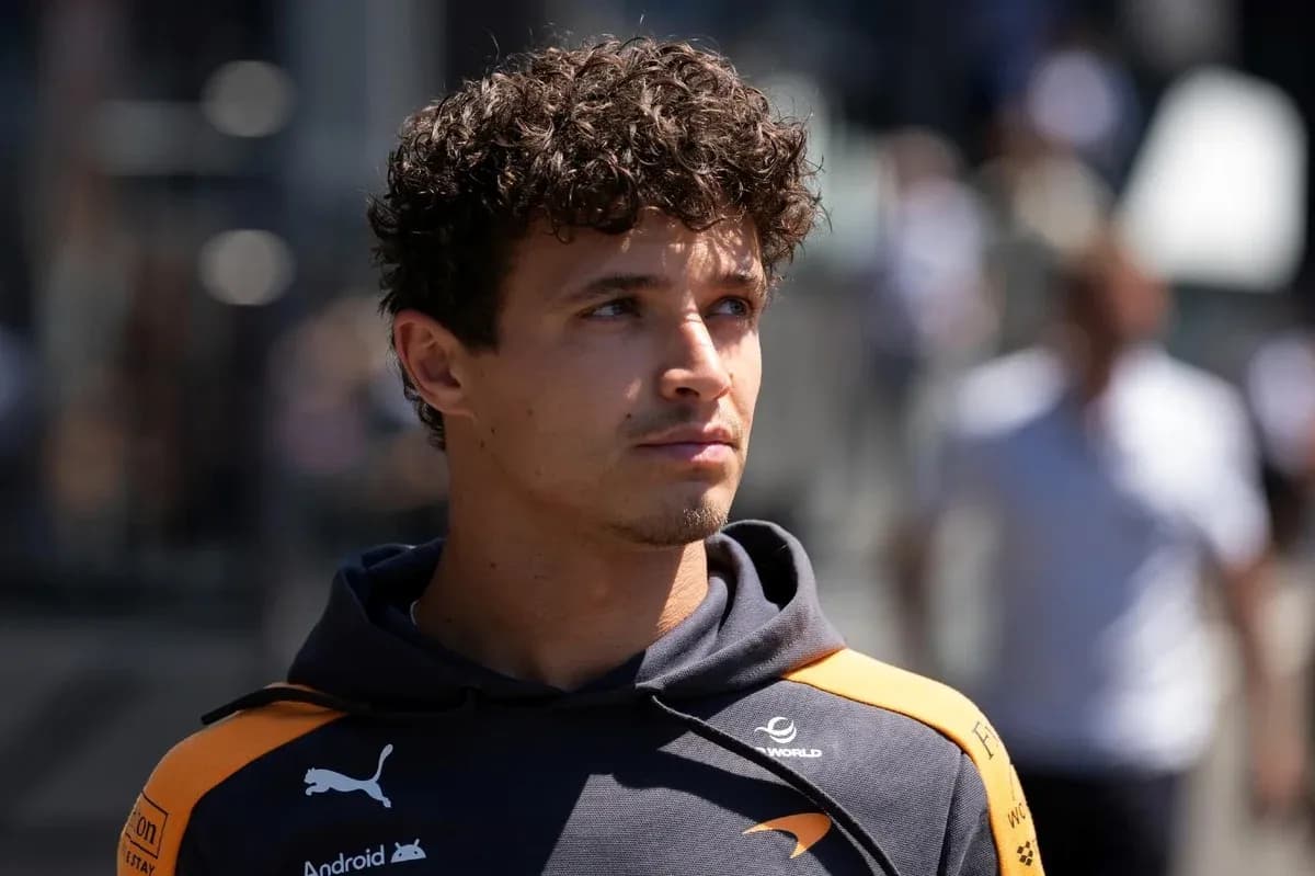 Haydovchi McLaren jamoasi libosida turgan Haydovchi McLaren jamoasi libosida turgan