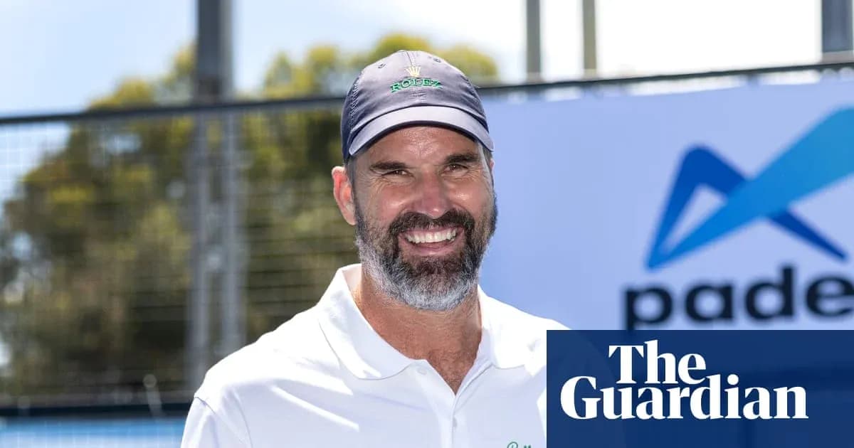 Maqsadni bajaruvchi odam padel maydonida turibdi Maqsadni bajaruvchi odam padel maydonida turibdi