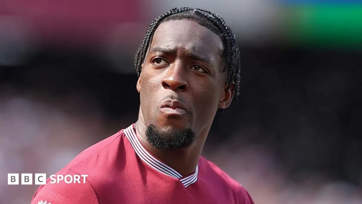 Futbolchi maydonda jamoasi formasi bilan Futbolchi maydonda jamoasi formasi bilan