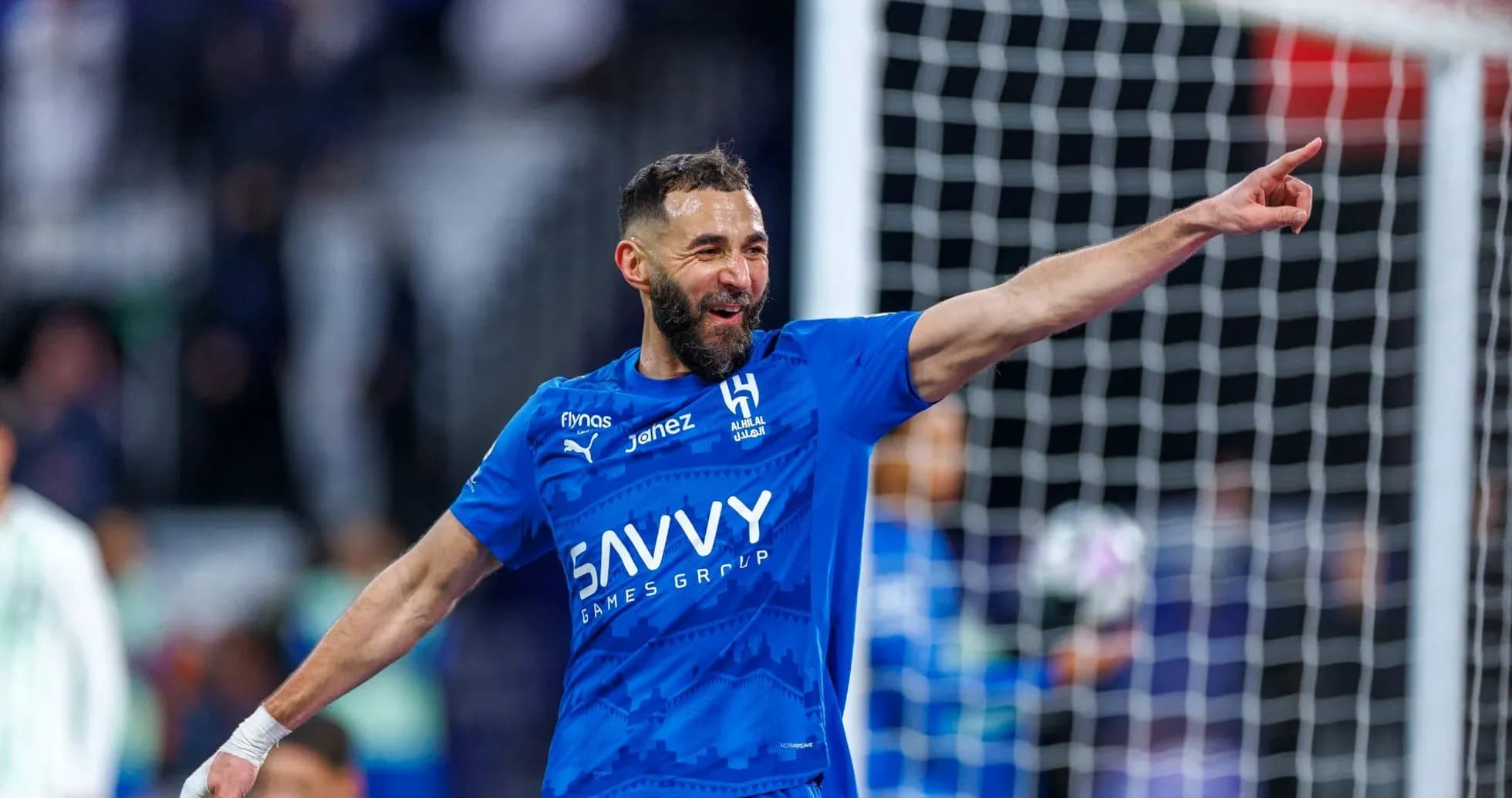Futbolchi gol urib, raqib tomoniga ko'rsatmoqda Futbolchi gol urib, raqib tomoniga ko'rsatmoqda