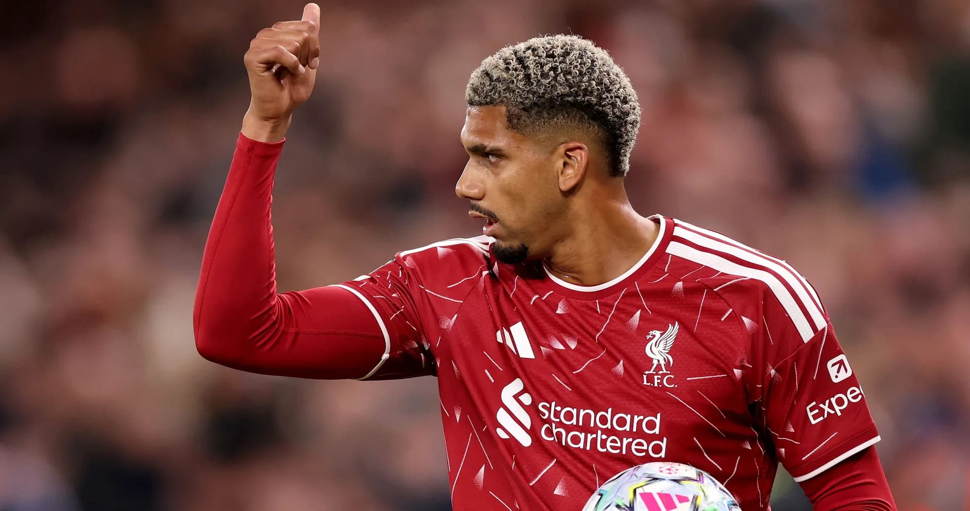 Futbolchi LFC formasida, qo'lini ko'tarib turibdi Futbolchi LFC formasida, qo'lini ko'tarib turibdi