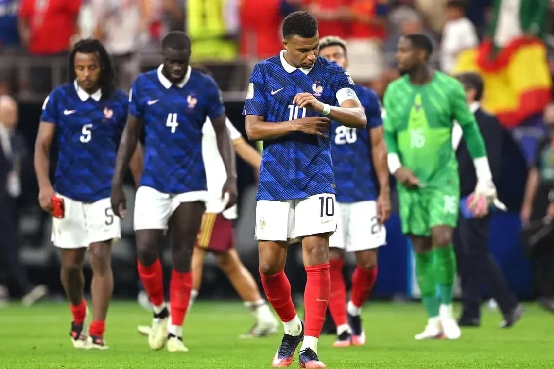 Fransiya futbolchilari o'yin tugagach maydondan chiqmoqda Fransiya futbolchilari o'yin tugagach maydondan chiqmoqda