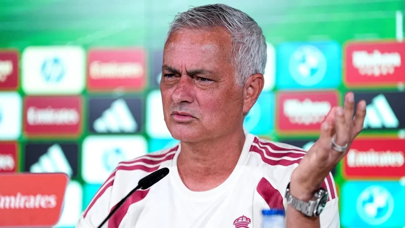 Murinho matbuot anjumanida savolga javob bermoqda Murinho matbuot anjumanida savolga javob bermoqda