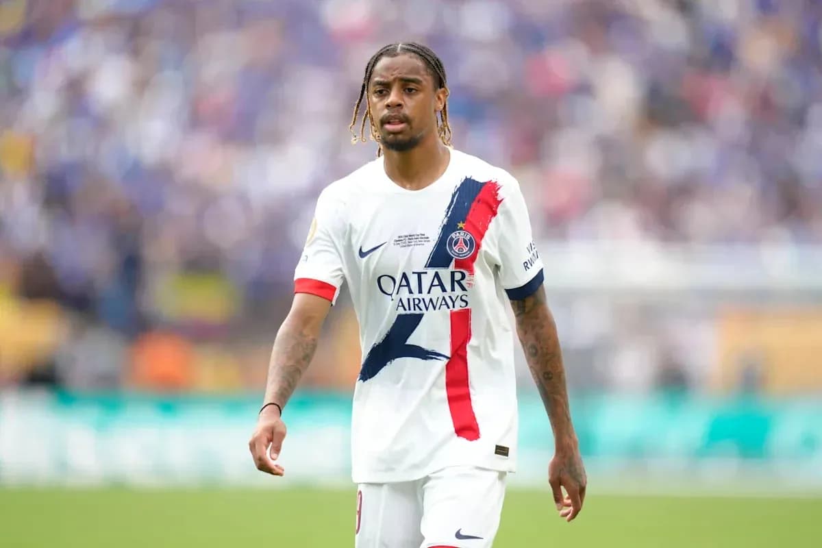 Futbolchi PSG formasida maydonda yurmoqda Futbolchi PSG formasida maydonda yurmoqda