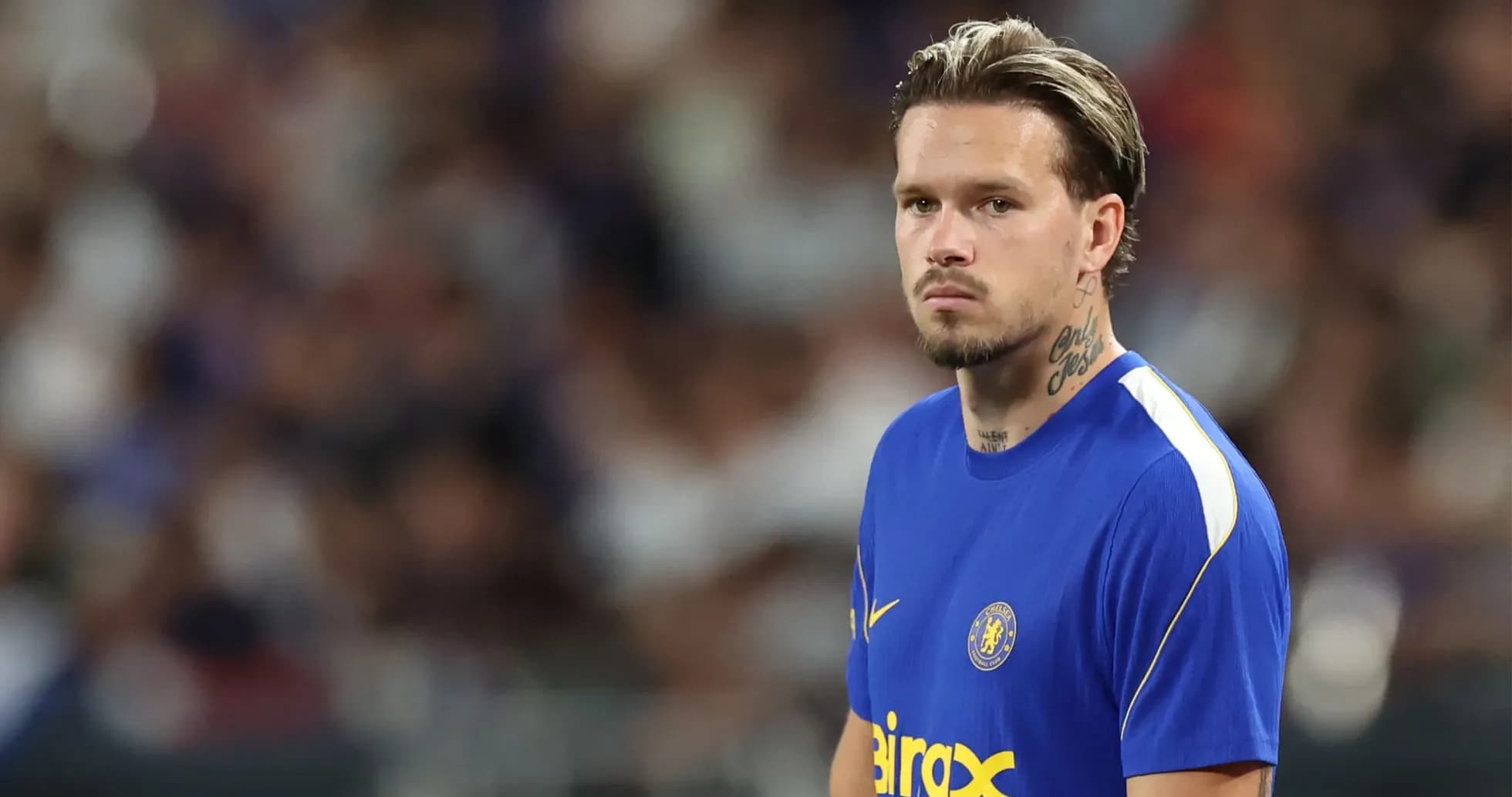Futbolchi Chelsea formasida maydonda turibdi Futbolchi Chelsea formasida maydonda turibdi