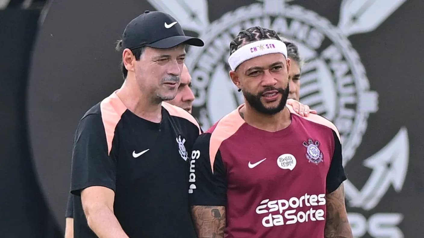 Trener va futbolchi murabbiylik jarayonida suhbatlashmoqda Trener va futbolchi murabbiylik jarayonida suhbatlashmoqda