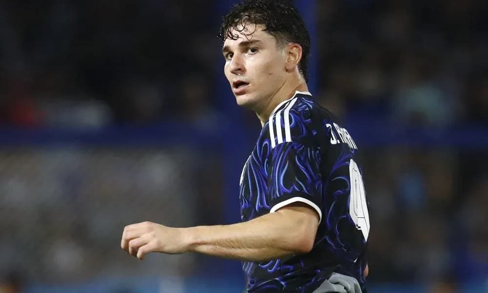 Futbolchi maydonda harakatlanmoqda Futbolchi maydonda harakatlanmoqda