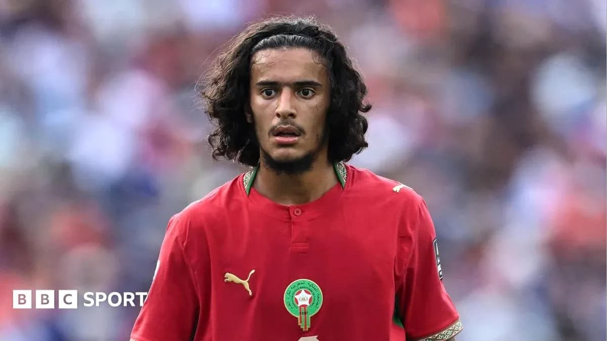 Futbolchi Marokash formasida maydonga tayyorlanmoqda Futbolchi Marokash formasida maydonga tayyorlanmoqda
