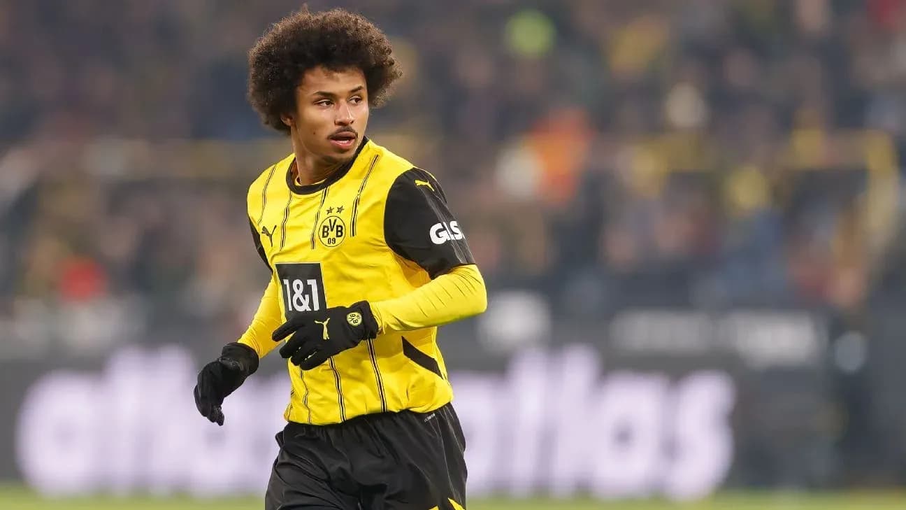 Futbolchi maydonda harakatda, Dortmund formasida Futbolchi maydonda harakatda, Dortmund formasida