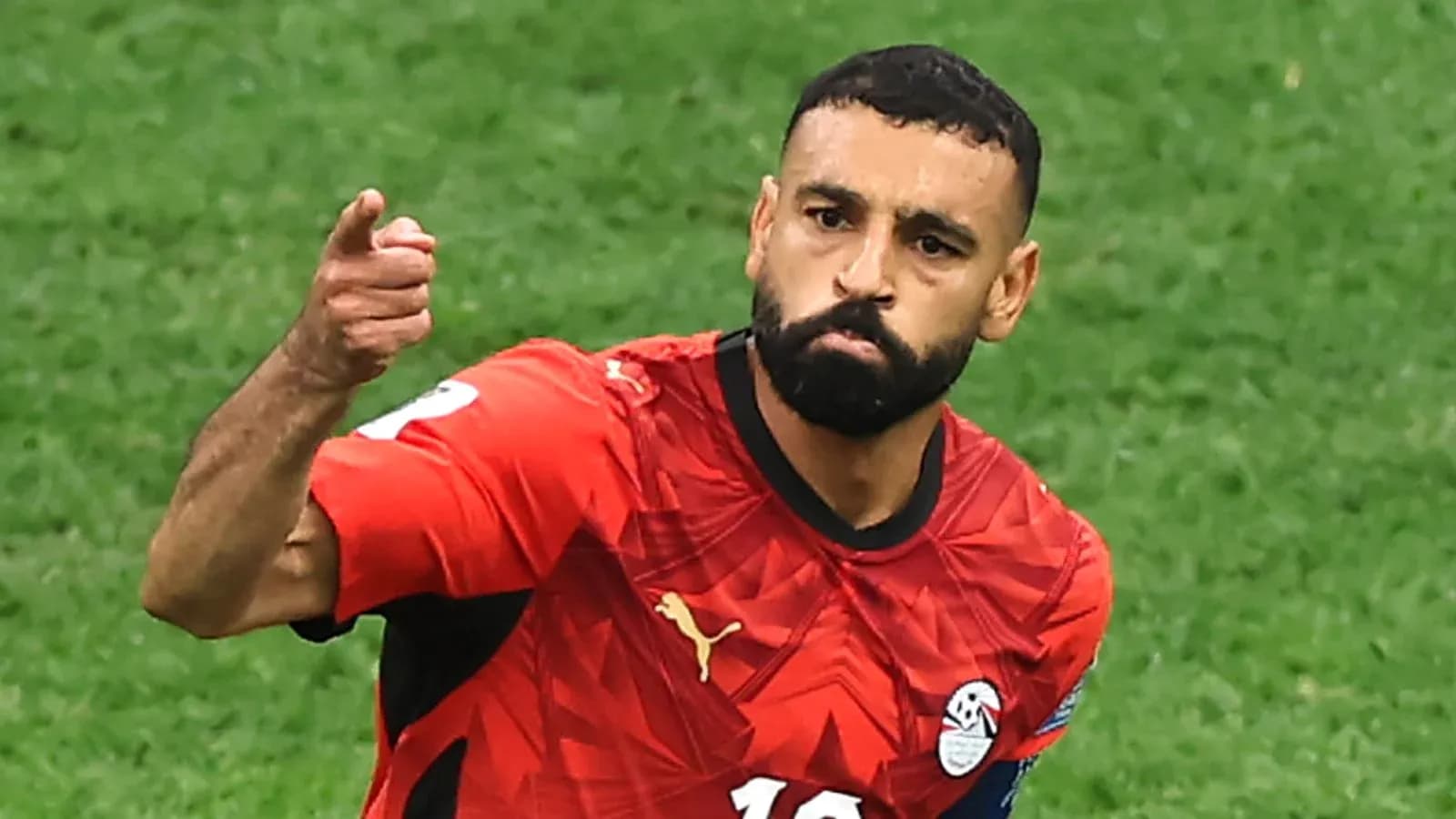 Futbolchi gol urishidan keyin nishonlayapti Futbolchi gol urishidan keyin nishonlayapti