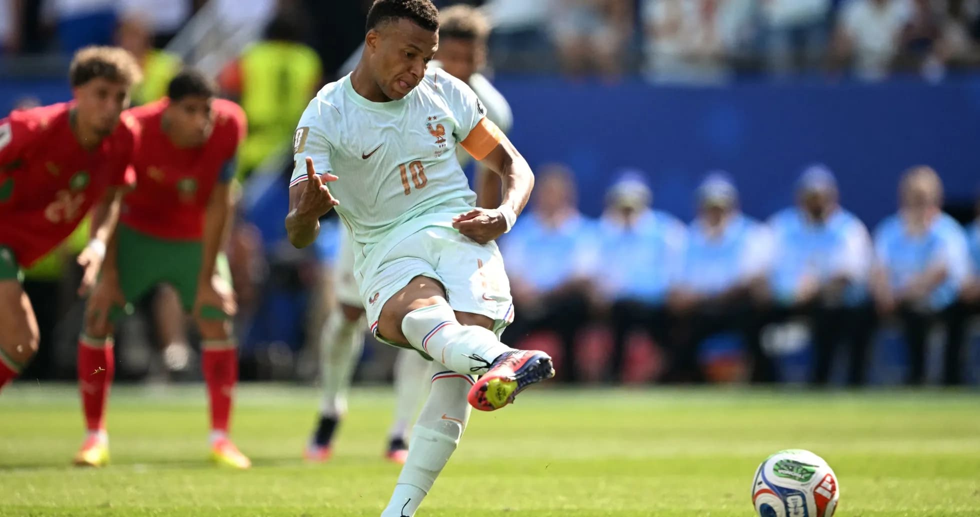 Futbolchi penalti zarb berayotgan payti Futbolchi penalti zarb berayotgan payti