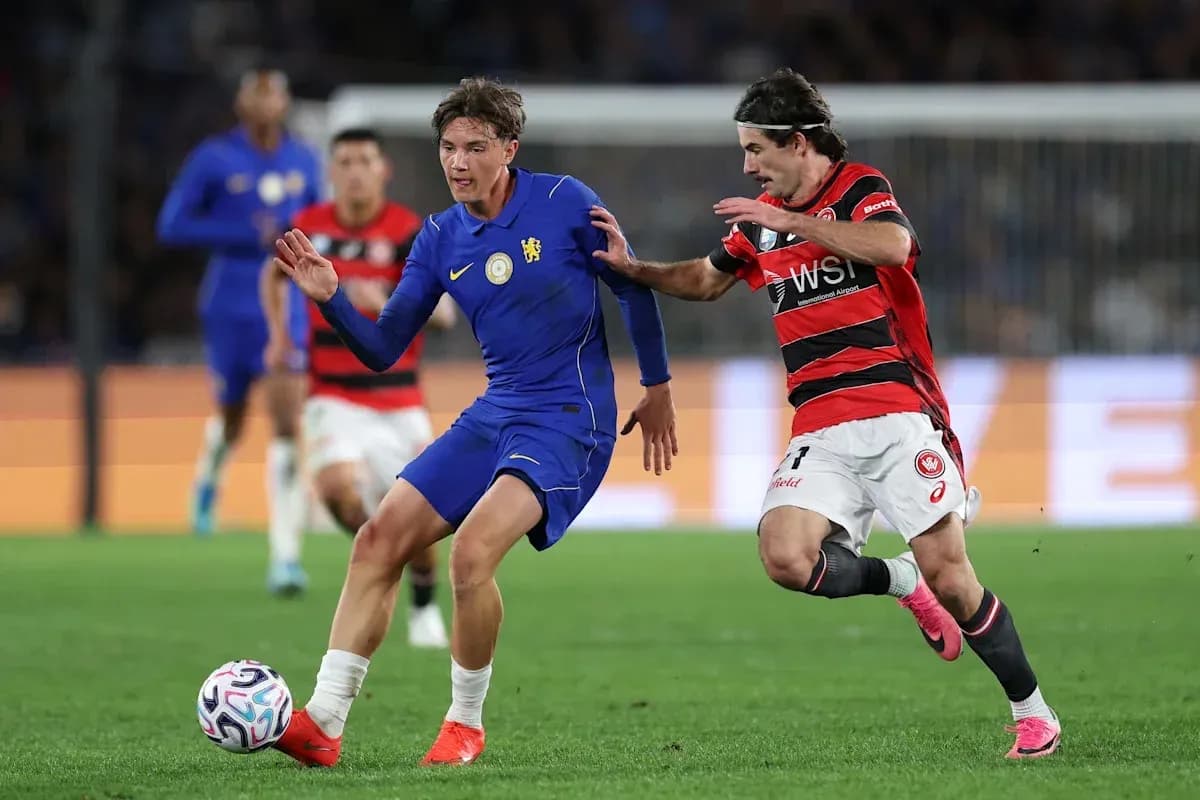 O'yinchi to'pni ushlab, raqibdan qochmoqda O'yinchi to'pni ushlab, raqibdan qochmoqda