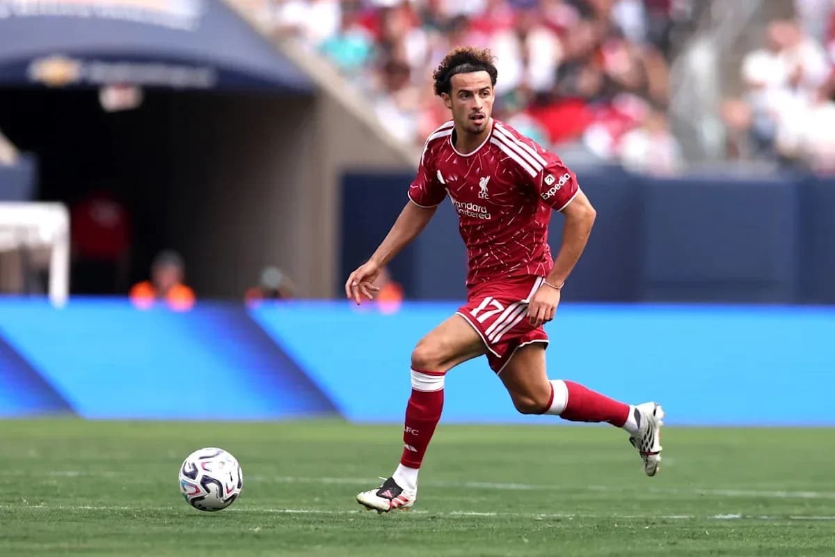 Futbolchi to'p bilan yugurmoqda, Liverpool formasi Futbolchi to'p bilan yugurmoqda, Liverpool formasi