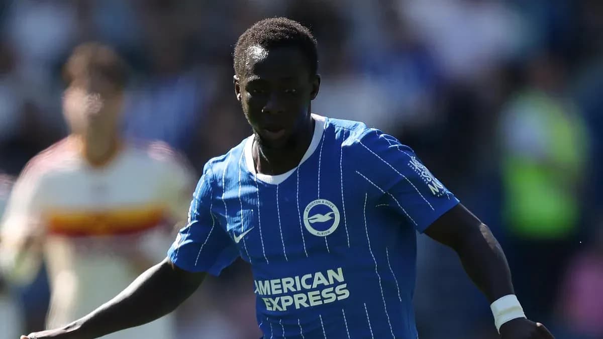 Futbolchi maydonda to'p bilan harakat qilmoqda Futbolchi maydonda to'p bilan harakat qilmoqda