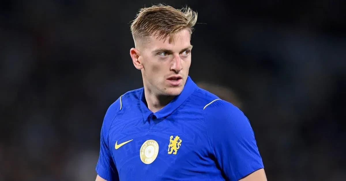 Futbolchi Chelsea formasida maydonda tayyorlanmoqda Futbolchi Chelsea formasida maydonda tayyorlanmoqda